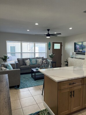 Living area - 3BR, Family friendly Coastal Home with Fire Pit & Fenced Yard (Tarpon Springs)