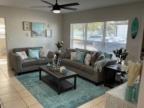 Living area - 3BR, Family friendly Coastal Home with Fire Pit & Fenced Yard (Tarpon Springs)