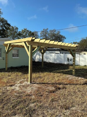 Property grounds - 3BR, Family friendly Coastal Home with Fire Pit & Fenced Yard (Tarpon Springs)