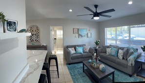 Living area - 3BR, Family friendly Coastal Home with Fire Pit & Fenced Yard (Tarpon Springs)