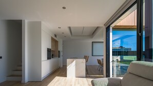 Un interno moderno con cucina, sala da pranzo e un'ampia finestra vista panoramica.