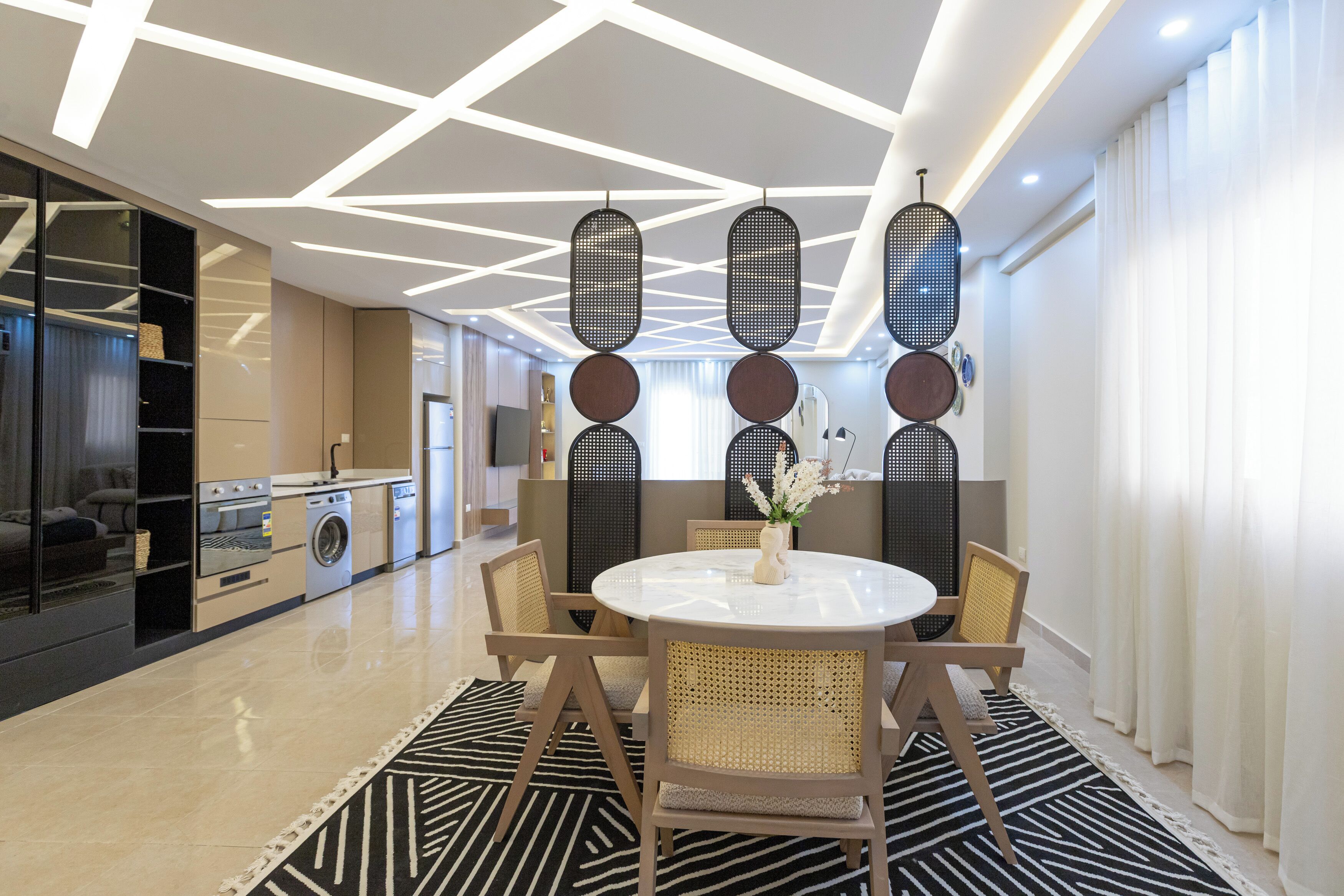 Deluxe Studio Suite, City View | Dining