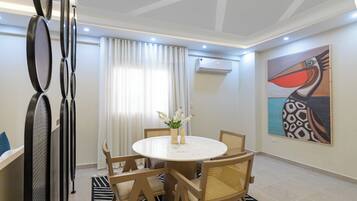 Deluxe Studio Suite, City View | Dining