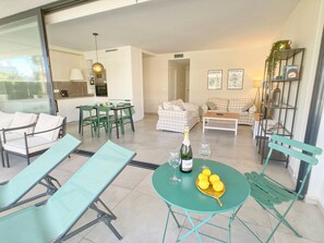 TV - Modern Ground Floor Apartment in Islas Menores with Community Pool and Garden (Islas Menores)