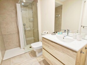 Shower, hair dryer, towels - Modern Ground Floor Apartment in Islas Menores with Community Pool and Garden (Islas Menores)