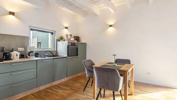 Kühlschrank, Ofen, Herdplatte, Wasserkocher mit Kaffee-/Teezubehör