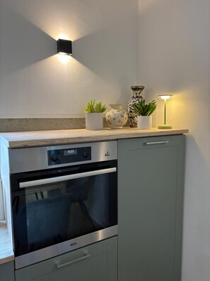 Fridge, oven, stovetop, coffee/tea maker - Chalet Ruhrtal Meschede Freienohl with Parking and Air Conditioning (Meschede)