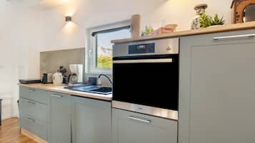 Kühlschrank, Ofen, Herdplatte, Wasserkocher mit Kaffee-/Teezubehör