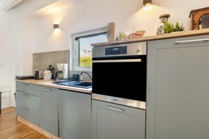 Fridge, oven, stovetop, coffee/tea maker