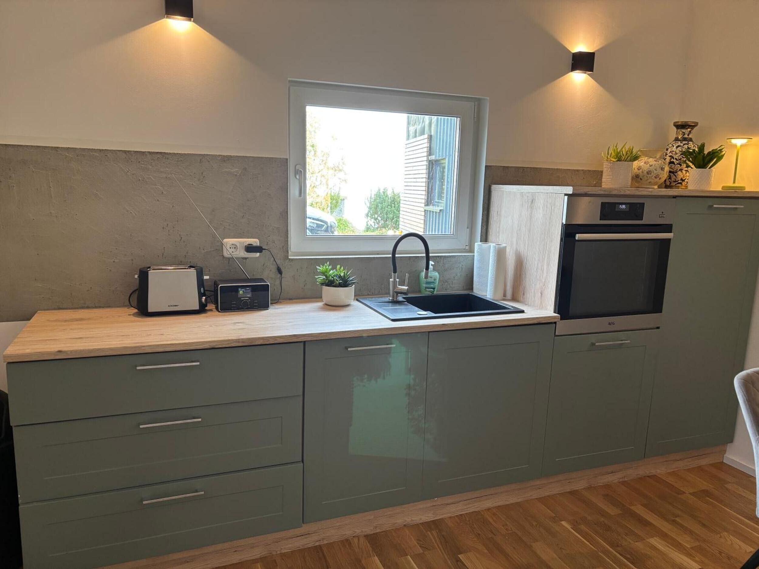 Fridge, oven, stovetop, coffee/tea maker