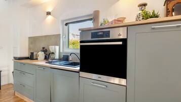 KĂŒhlschrank, Ofen, Herdplatte, Wasserkocher mit Kaffee-/Teezubehör