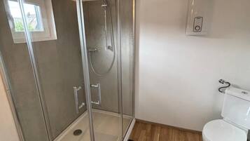 Regadera, secadora de cabello, toallas