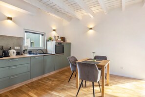Fridge, oven, stovetop, coffee/tea maker