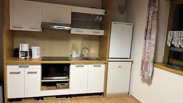 Fridge, microwave, stovetop, dishwasher
