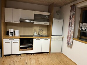 Kühlschrank, Mikrowelle, Herdplatte, Geschirrspüler