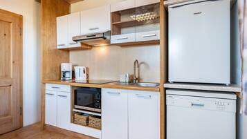 Refrigerador, microondas, placa de cocina, lavavajillas