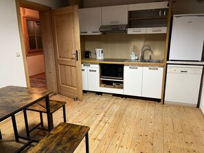 Kühlschrank, Mikrowelle, Herdplatte, Geschirrspüler