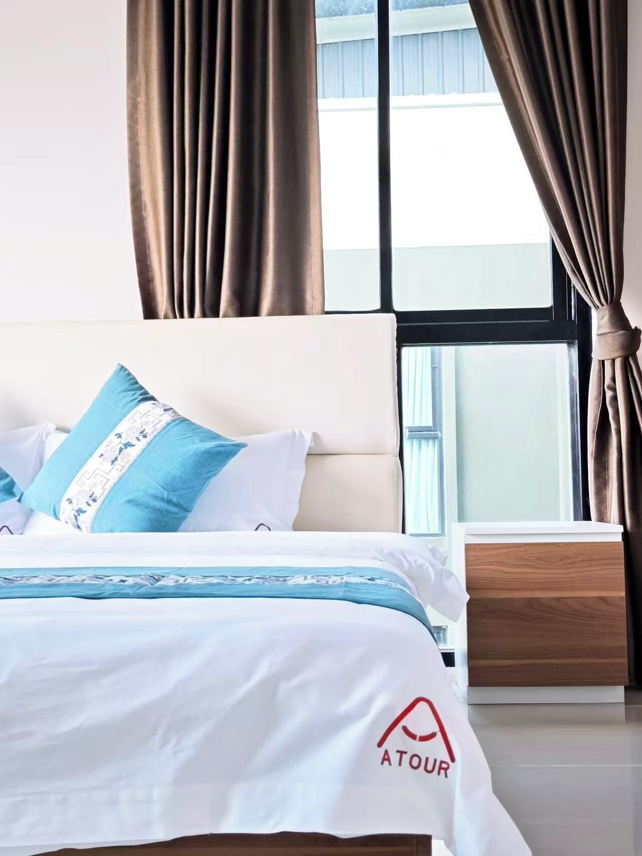 Blackout drapes, free WiFi