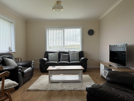 Smart TV. Great 3 bedroom bungalow in the heart of the island of Unst.