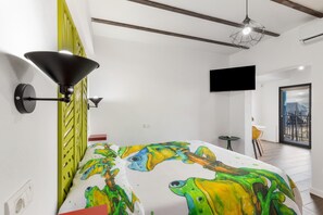 Een strijkplank/strijkijzer, wifi, beddengoed