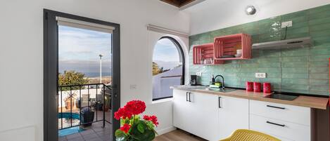 冷蔵庫、電子レンジ、コンロ、コーヒー / ティーメーカー