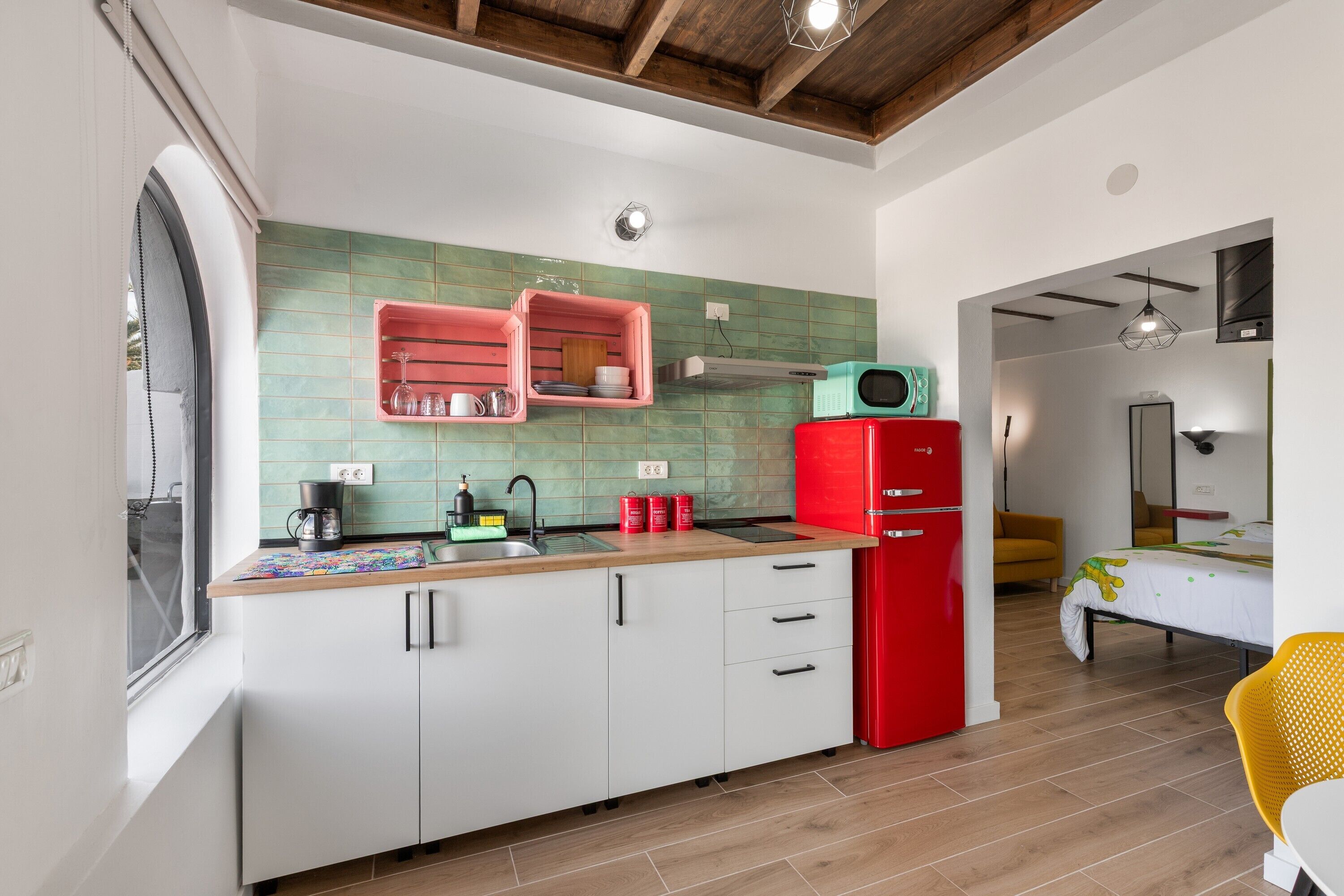 Kylskåp, mikrovågsugn, spishäll och kaffe- och tebryggare