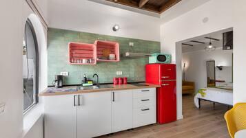 Kylskåp, mikrovågsugn, spishäll och kaffe- och tebryggare