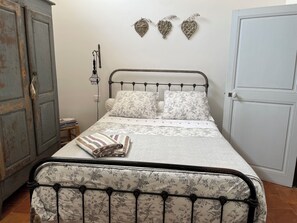 2 bedrooms, iron/ironing board, WiFi, bed sheets - Charming atypical gîte, canal du midi, near sea, Capestang center (Capestang)