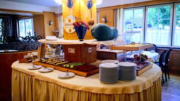 TĂ€gliches inbegriffenes FrĂŒhstĂŒcksbuffet