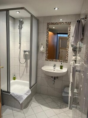 Basic Double Room, Non Smoking, City View | Bathroom - Landhotel Postgut (Tweng)