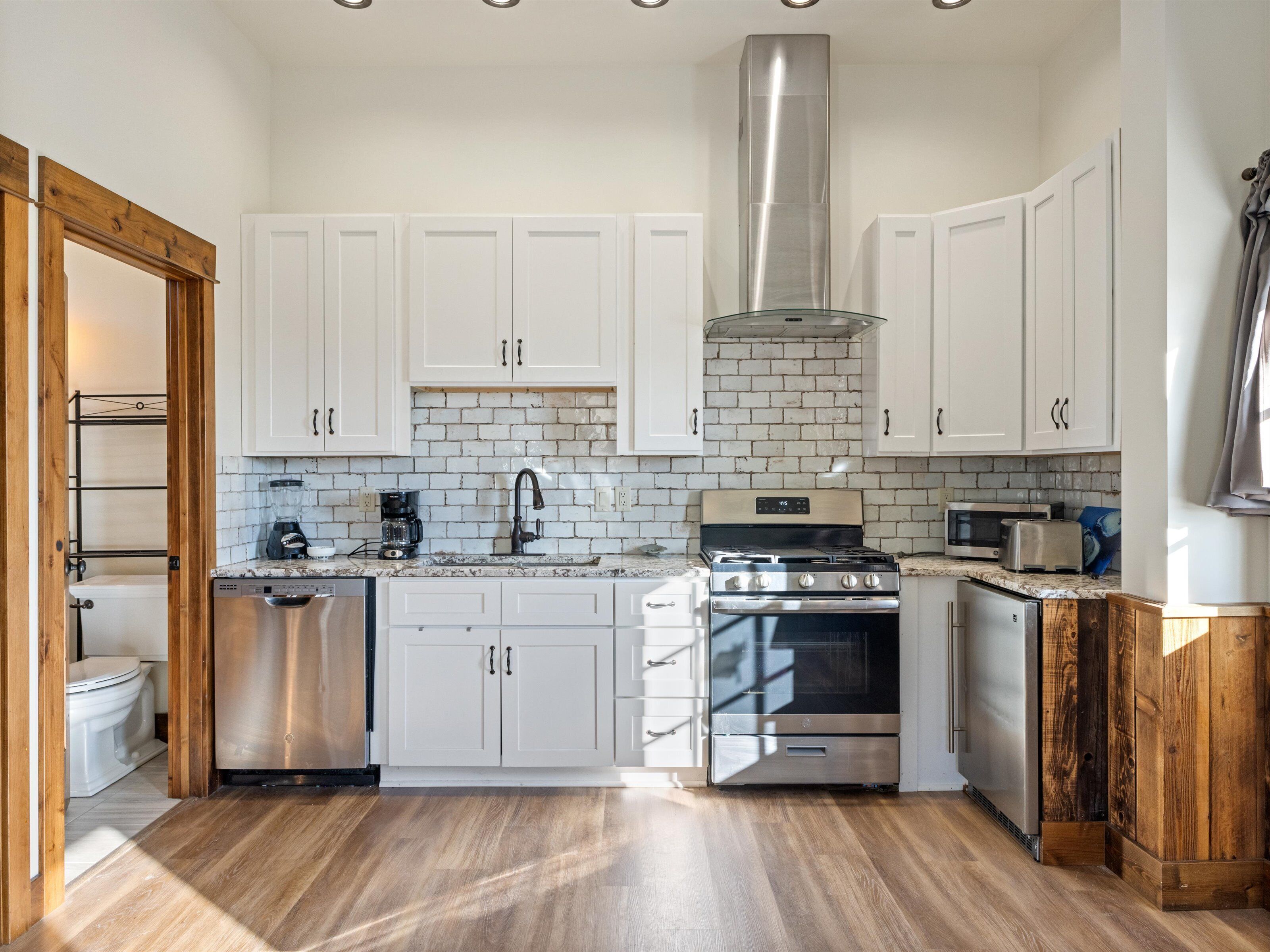 Kjøleskap, mikrobølgeovn, ovn og kokeplater