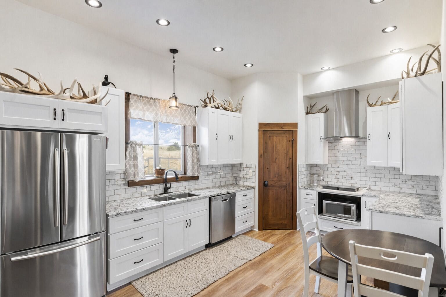 Refrigerador, microondas, lavavajillas, cafetera/tetera