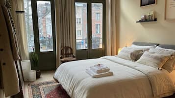 Een kluis op de kamer, een strijkplank/strijkijzer, wifi, beddengoed