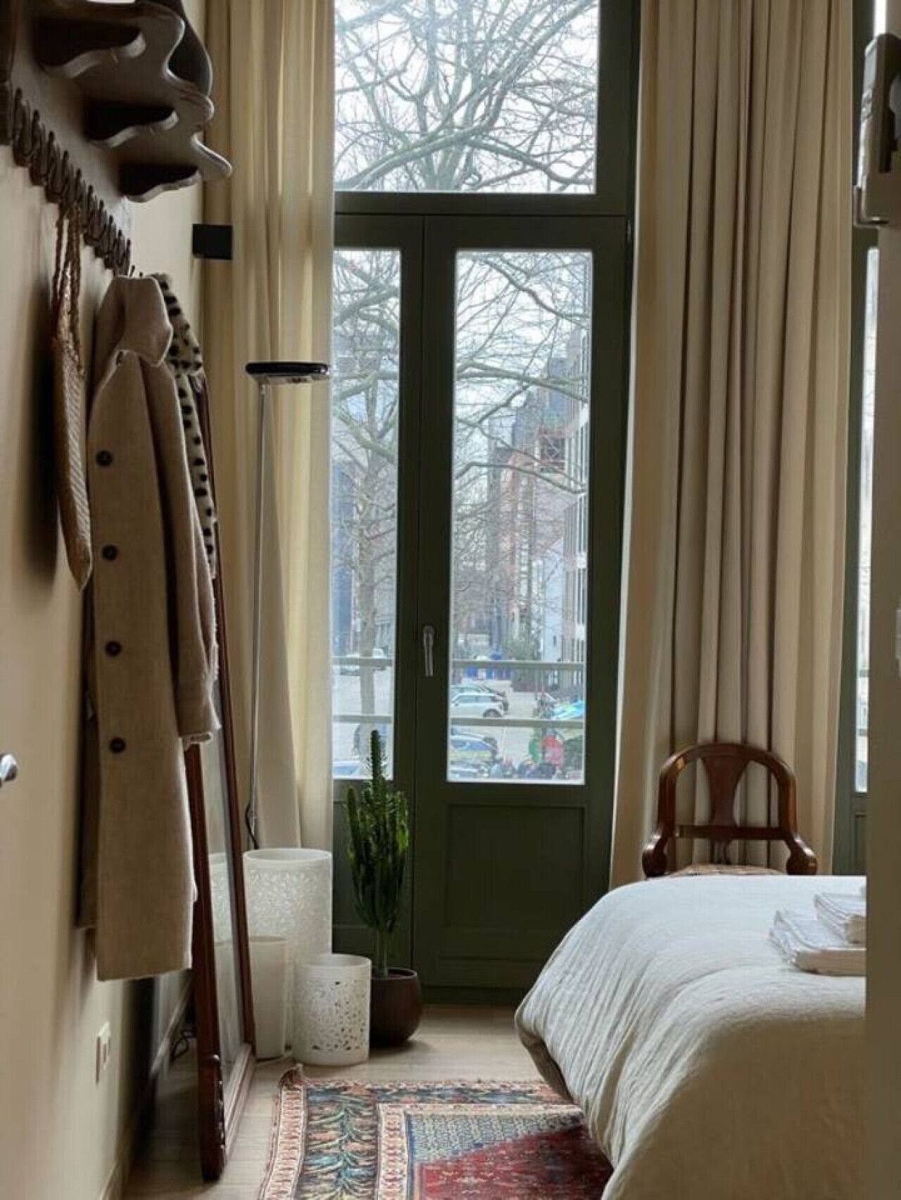 Een kluis op de kamer, een strijkplank/strijkijzer, wifi, beddengoed