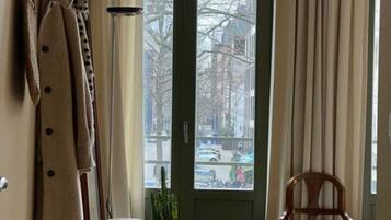 Caja de seguridad en la habitación y tabla de planchar con plancha