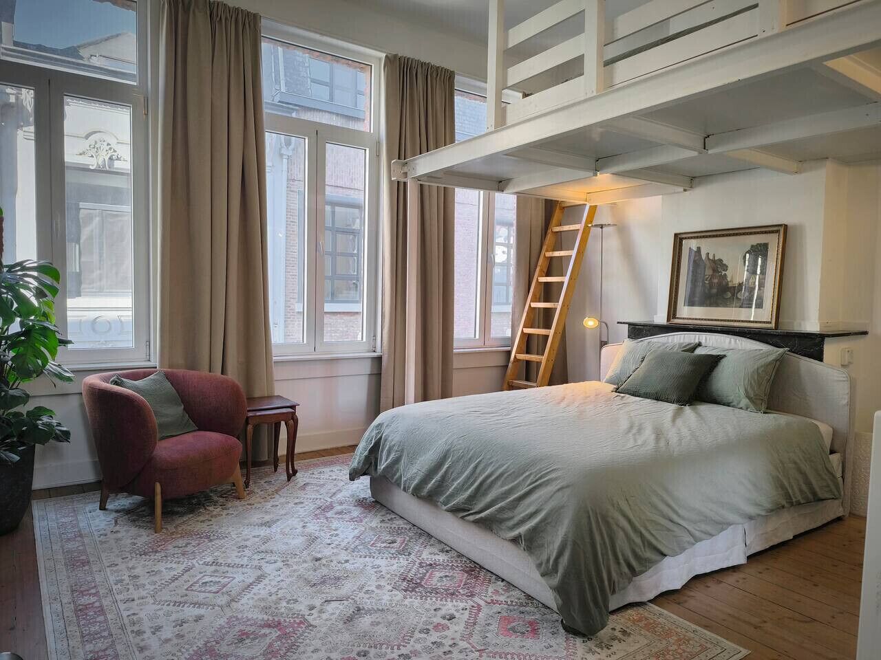 Desk, travel crib, WiFi, bed sheets