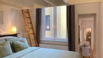 Desk, travel crib, WiFi, bed sheets