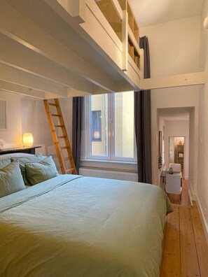 Desk, travel crib, WiFi, bed sheets