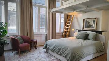 Travel crib, WiFi, bed sheets