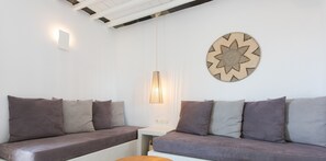 One Bedroom Suite | リビング エリア | 43 インチの薄型テレビ (ケーブル放送視聴可)