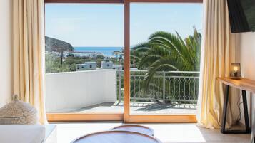 Big Apartment | Living area | 43-inch flat-screen TV with cable channels