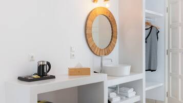 Habitación doble, vistas al mar | Caja fuerte, sistema de insonorización, tabla de planchar con plancha