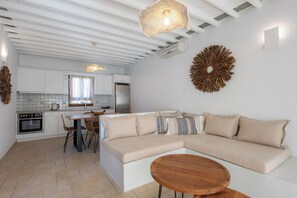 Big Apartment | リビング エリア | 43 インチの薄型テレビ (ケーブル放送視聴可)