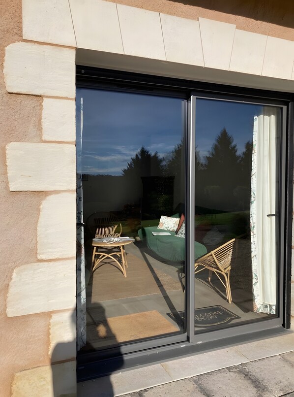 Terrace/patio - Maison des hôtes – Dordogne: Charming Cottage for 4-5 Guests in Nature (Saint-Crépin-d'Auberoche)