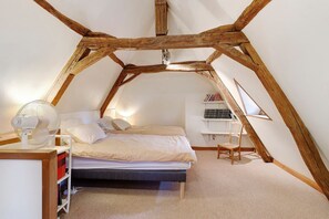 2 bedrooms, iron/ironing board, WiFi, bed sheets - Maison des hôtes – Dordogne: Charming Cottage for 4-5 Guests in Nature (Saint-Crépin-d'Auberoche)