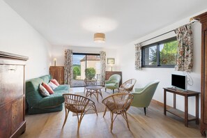 TV - Maison des hôtes – Dordogne: Charming Cottage for 4-5 Guests in Nature (Saint-Crépin-d'Auberoche)