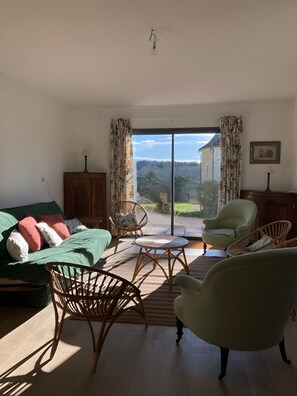 TV - Maison des hôtes – Dordogne: Charming Cottage for 4-5 Guests in Nature (Saint-Crépin-d'Auberoche)