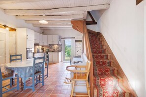 Dining - Maison des hôtes – Dordogne: Charming Cottage for 4-5 Guests in Nature (Saint-Crépin-d'Auberoche)