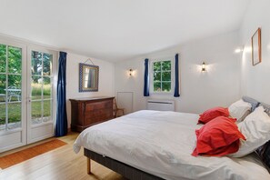 2 bedrooms, iron/ironing board, WiFi, bed sheets - Maison des hôtes – Dordogne: Charming Cottage for 4-5 Guests in Nature (Saint-Crépin-d'Auberoche)