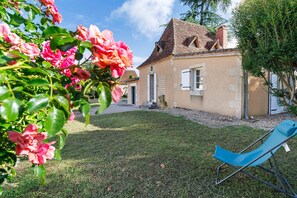 Property grounds - Maison des hôtes – Dordogne: Charming Cottage for 4-5 Guests in Nature (Saint-Crépin-d'Auberoche)